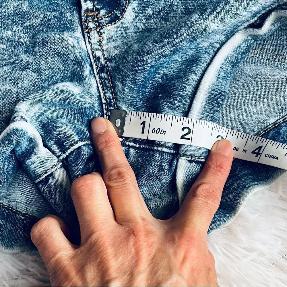 EUC No Boundaries High Waisted Acid Wash Denim Jean Shorts 11 - Picture 10 of 16